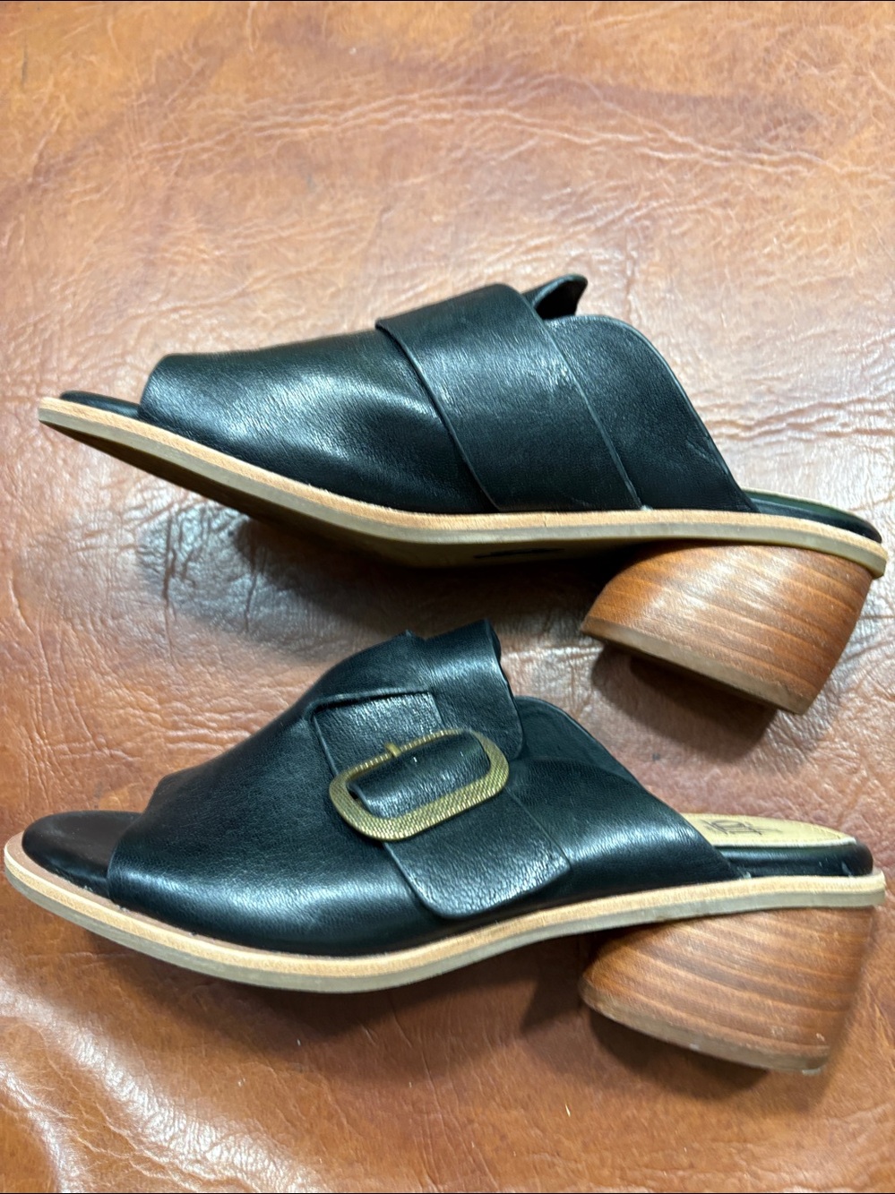 Sofft Leather Slide Sandals with Buckle 8.5 soooo comfy - Picture 2 of 2